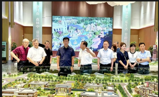 2024年8月8日，，，，王岩董事长陪同市政协向导视察南山书院康养综合体项目_副本.png