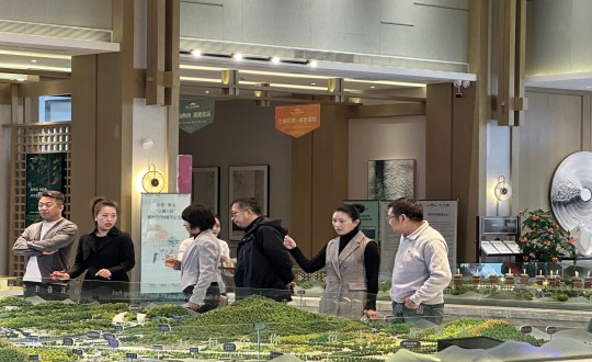 2024年10月12日，，，，，，，市图书馆副馆长朱亚玲一行莅临南山总公司温泉城项目旅行考察_副本.jpg